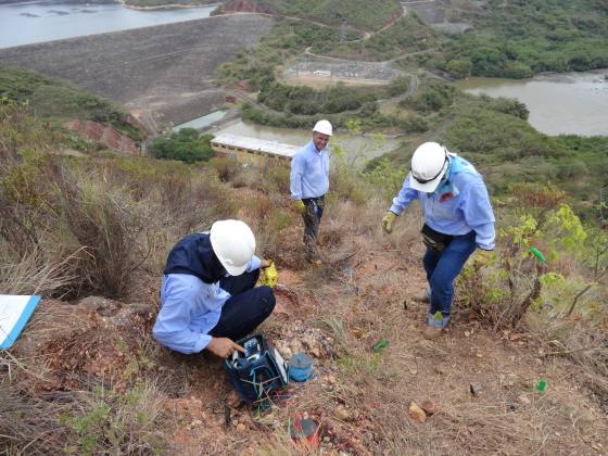Cinco S.A.S. — Medición y energía solar en campo