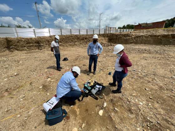 Cinco S.A.S. — Medición y energía solar en campo