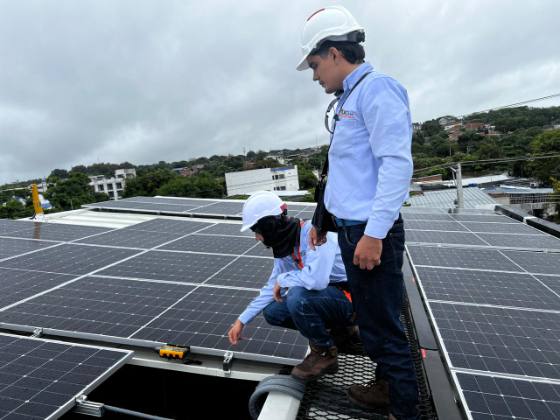 Cinco S.A.S. — Medición y energía solar en campo